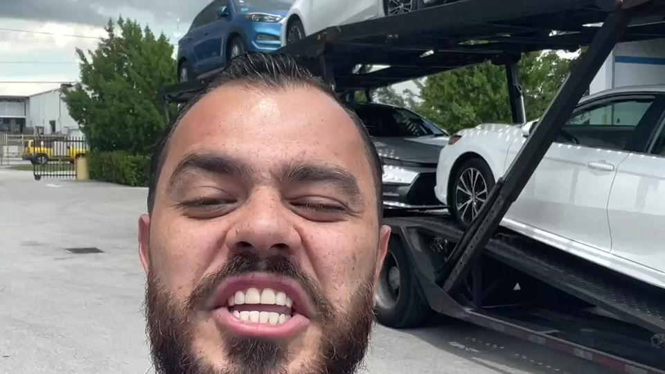 SIGUEN LLEGANDO CARROS AL DEALERSHIP